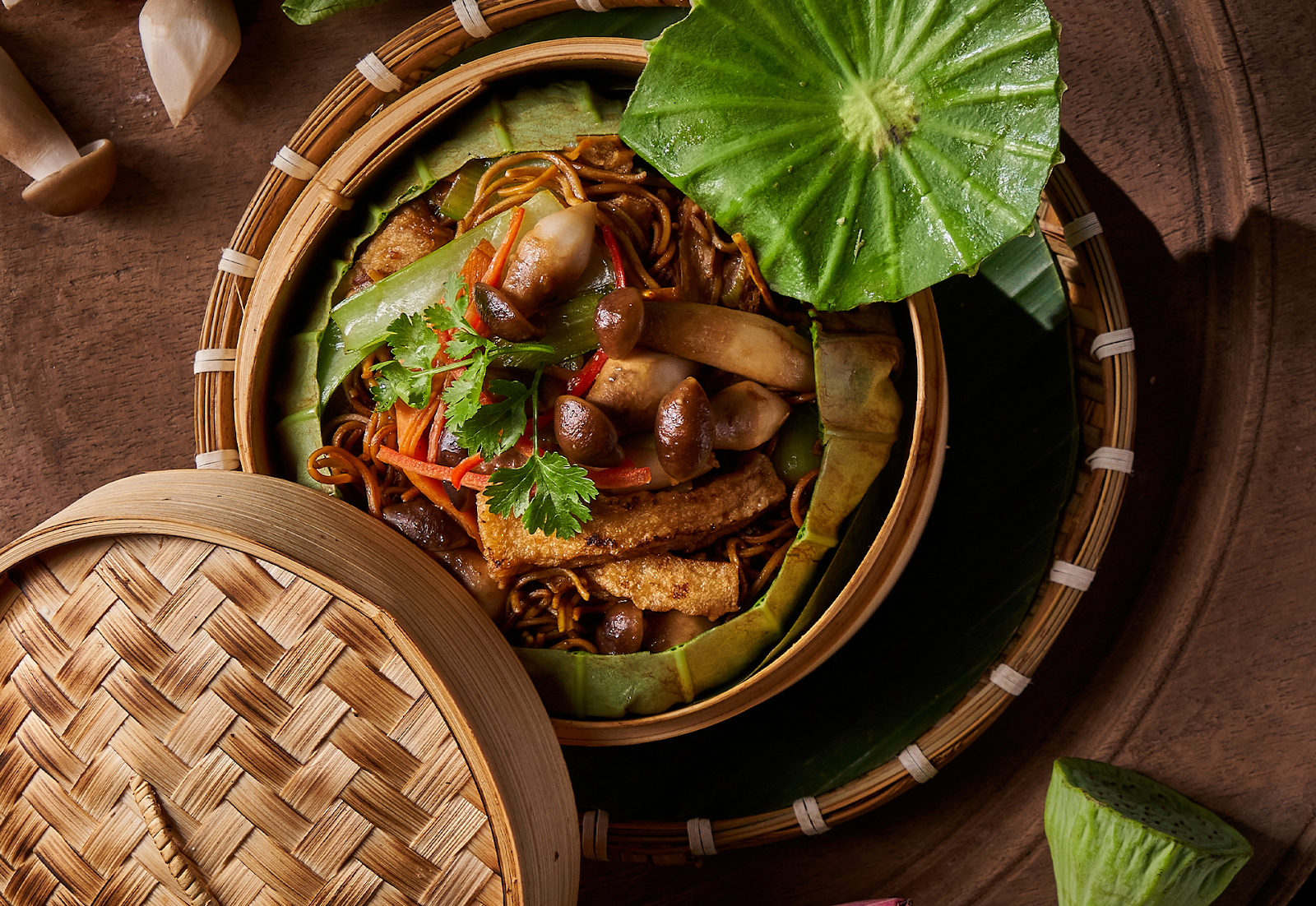 Mì chay trong nồi hấp tre
