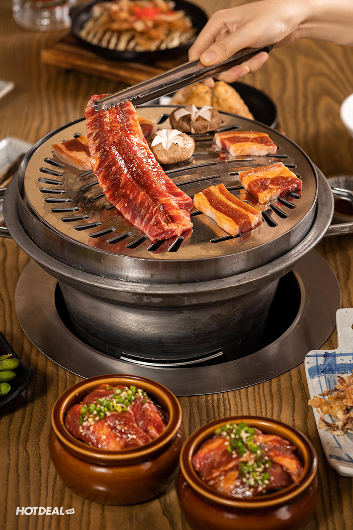 Bếp nướng shichirin giữa bàn — vỉ than hồng