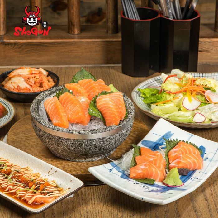 Sashimi cá hồi trên đá