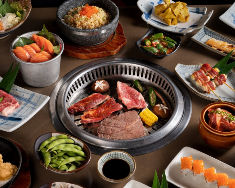 Bàn yakiniku, ghế két bia và đèn lồng