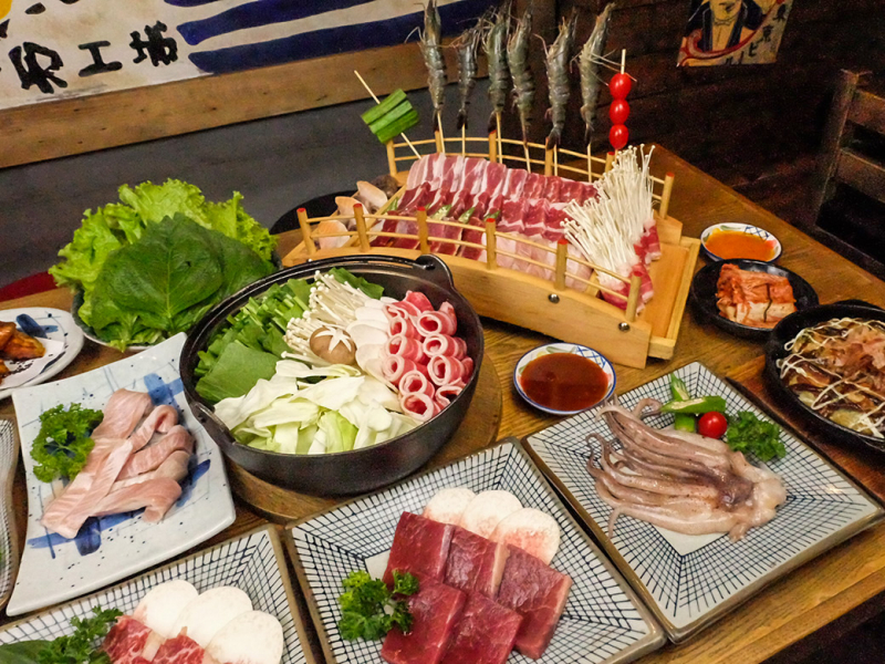 Bạch tuộc và hải sản tươi bày biện