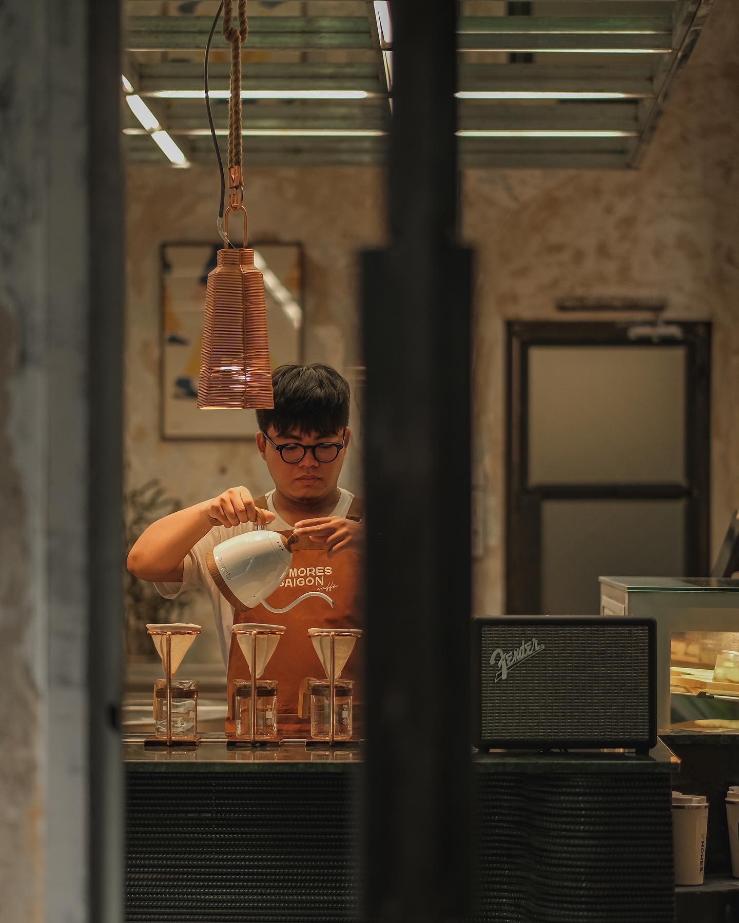 S'mores Saigon — the barista brewing vợt at the open bar