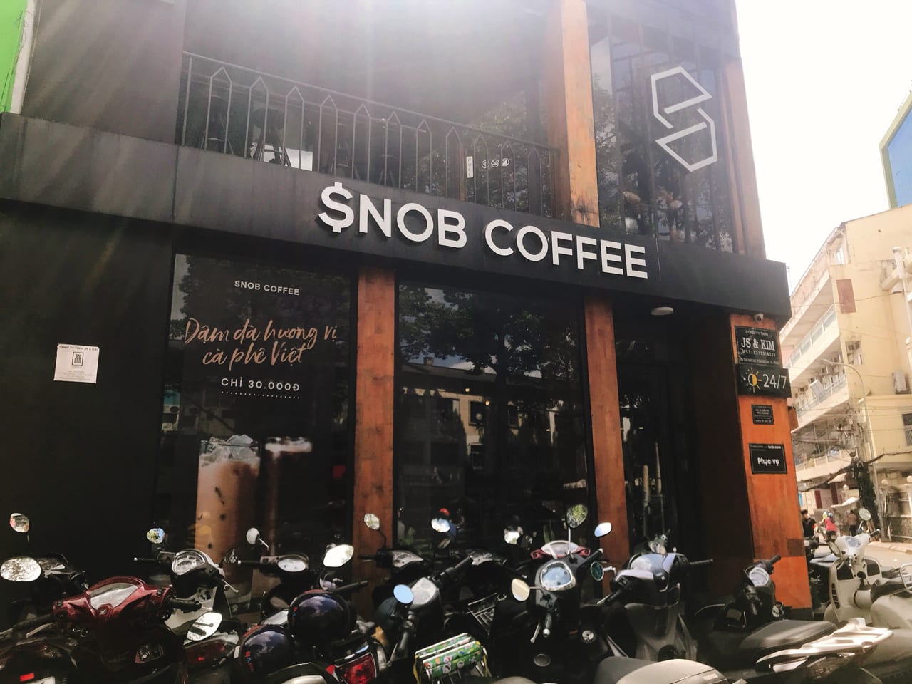Mặt kính đen Snob Coffee ban ngày
