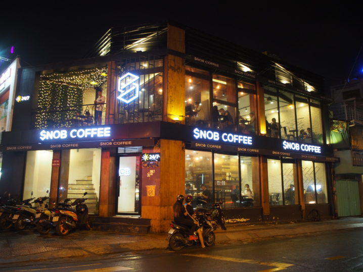 Mặt tiền Snob Coffee về đêm với biển neon xanh