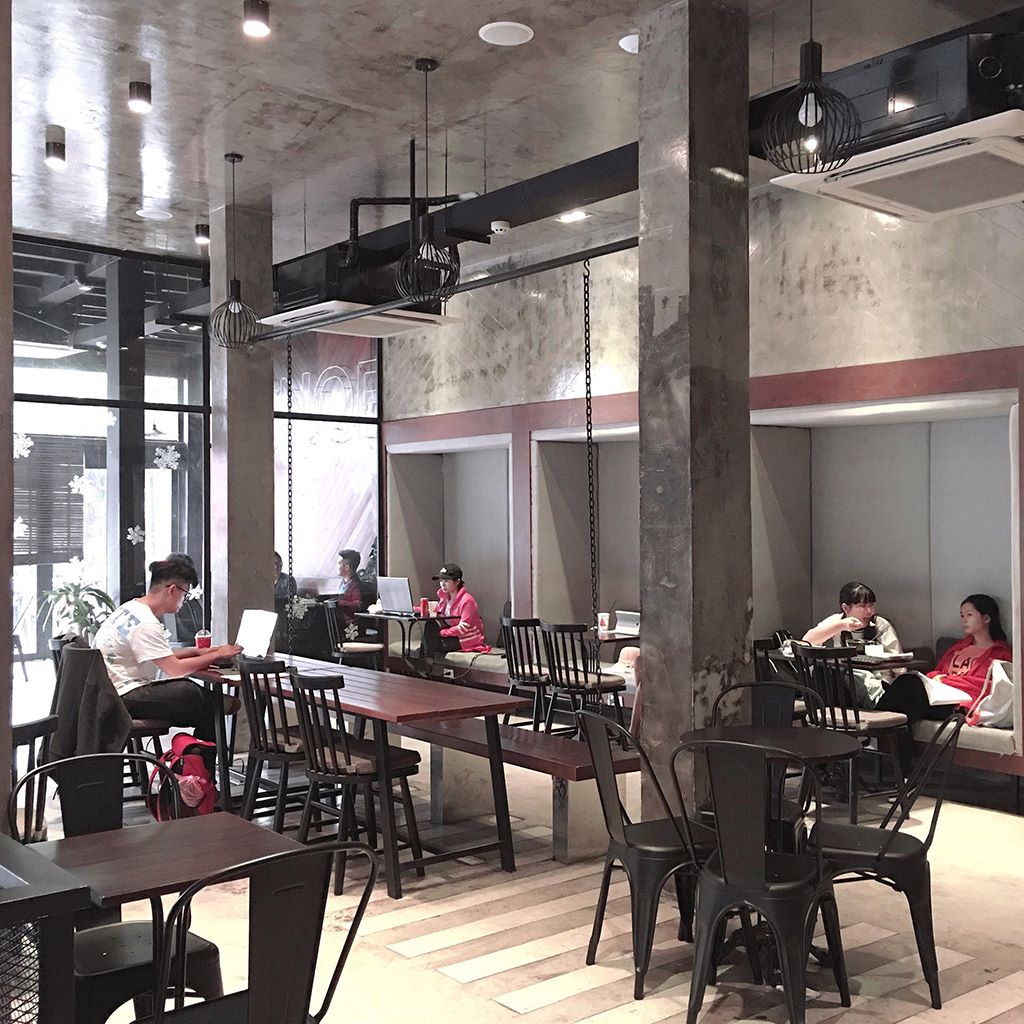 Tầng trệt Snob Coffee với khách dùng laptop