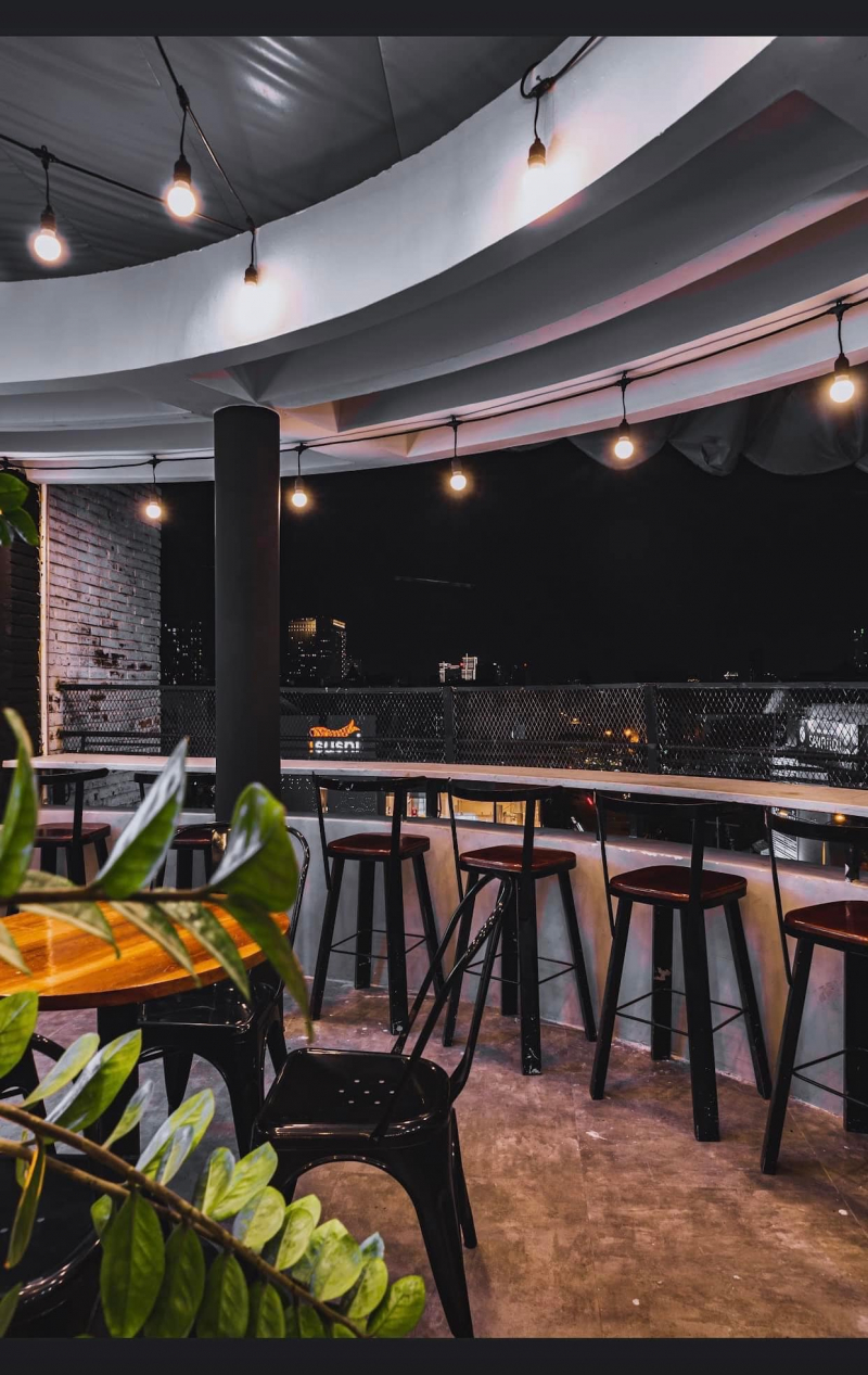 Sân thượng Snob Coffee về đêm