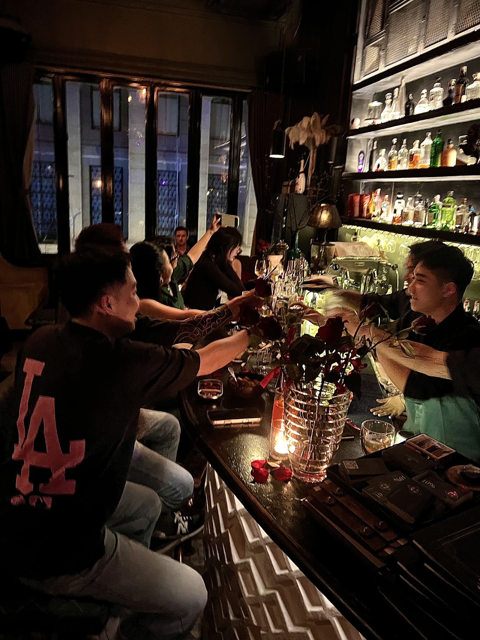 Nâng ly tại quầy bar