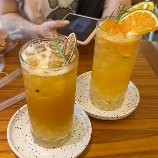 Sole Saigon의 과일티 두 잔