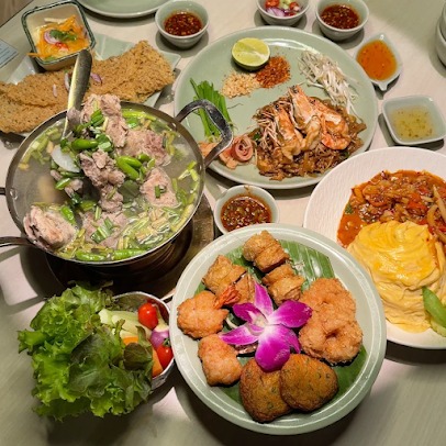 Bàn ăn đầy món Thái