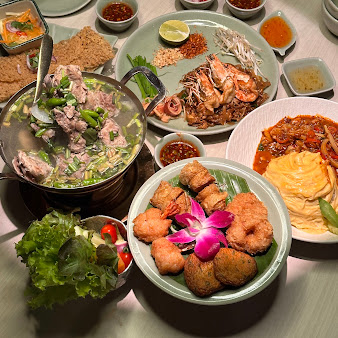 Lẩu và các món Thái trên bàn