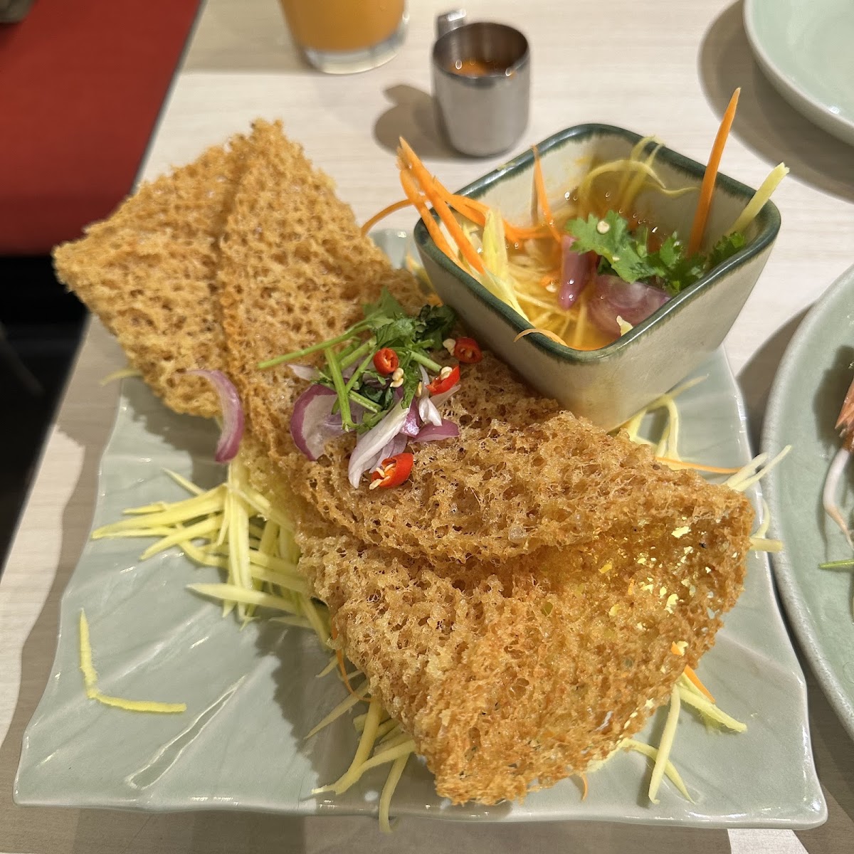 바삭한 요리와 망고 샐러드