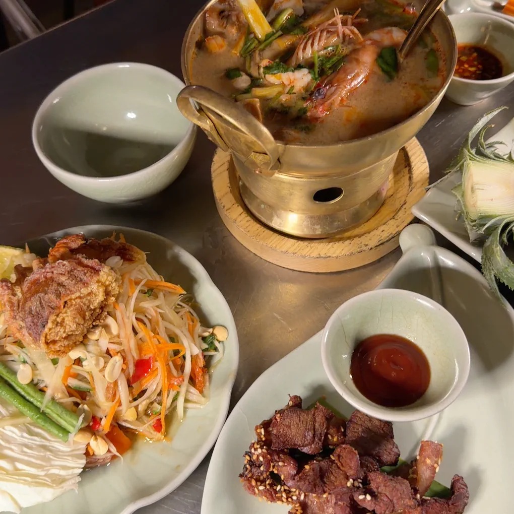 Gỏi đu đủ với lẩu tom yum và thịt nướng