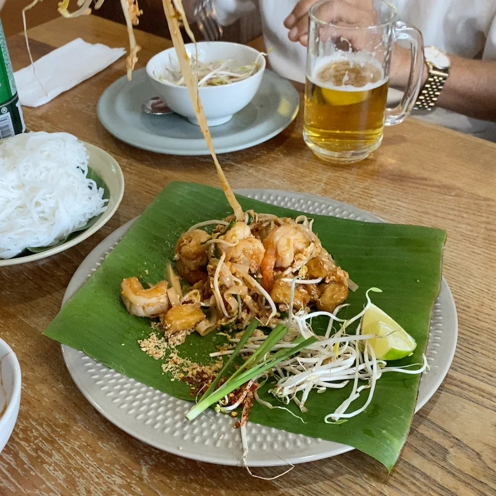 Pad Thai tôm trên lá chuối