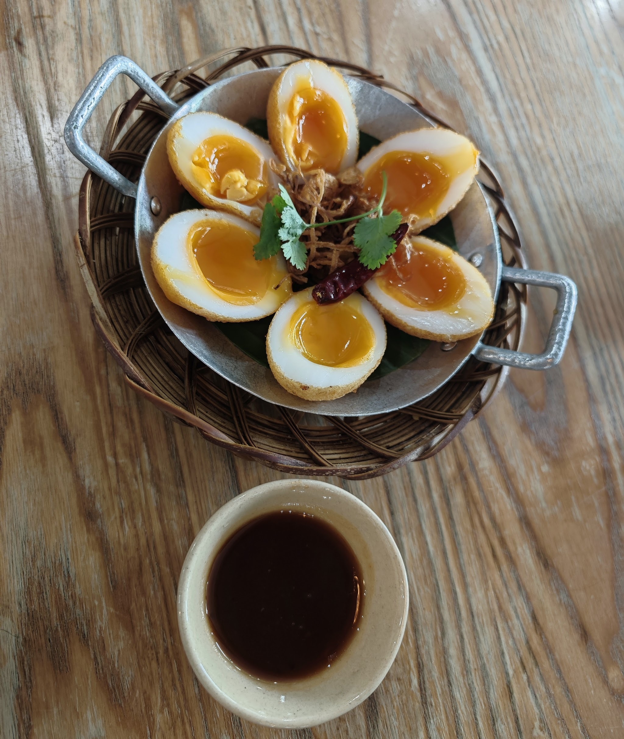 Trứng chiên lòng đào với sốt me