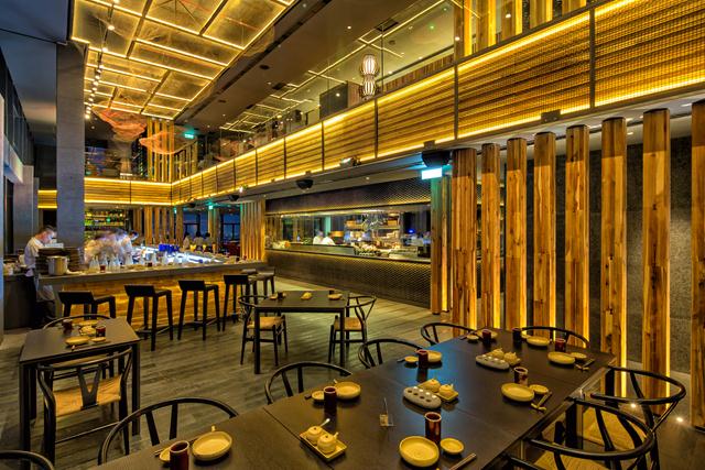 Phòng ăn chính và quầy sushi