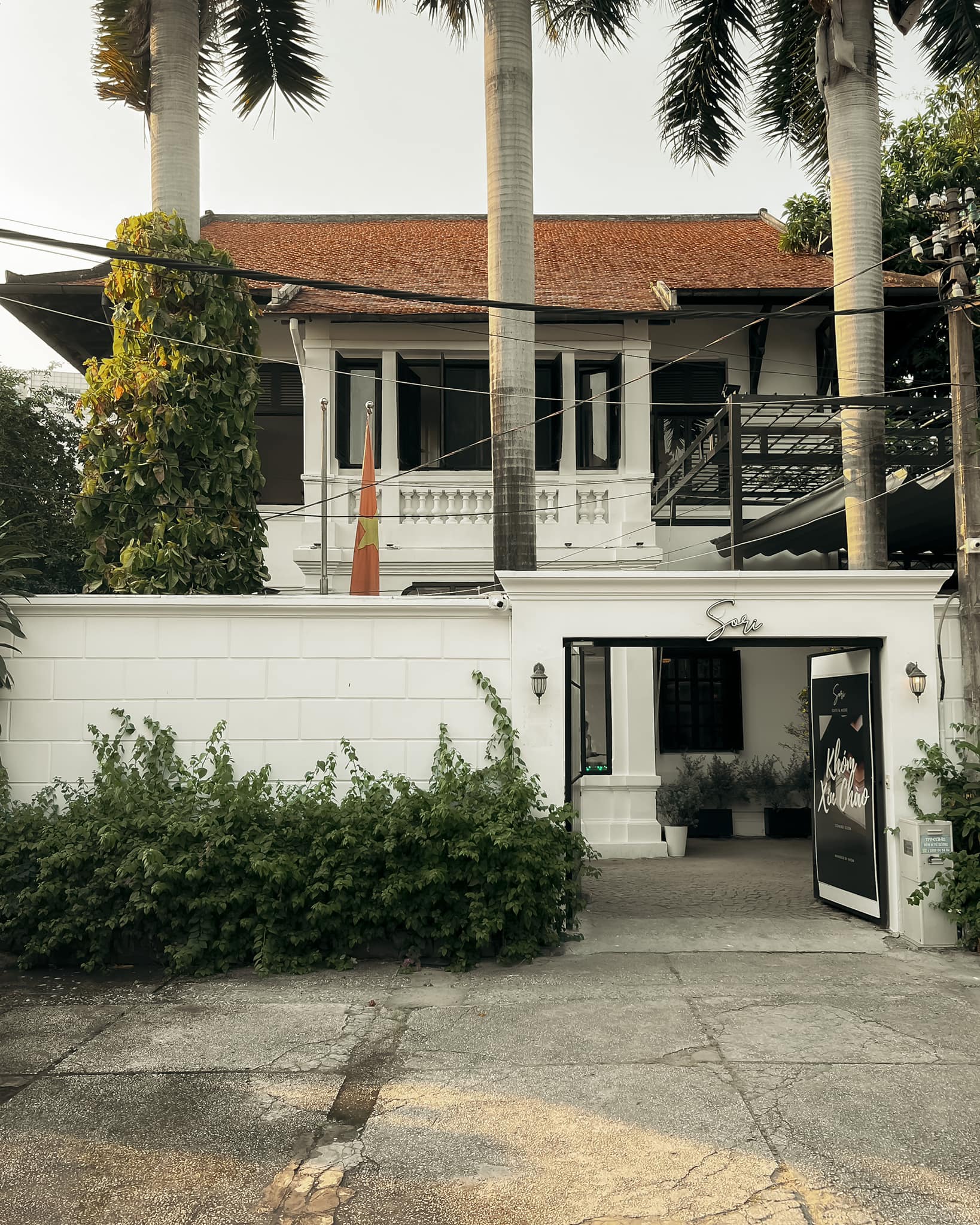 Sori Cafe & More — mặt tiền: biệt thự trắng, mái ngói đỏ, cổng chữ Sori
