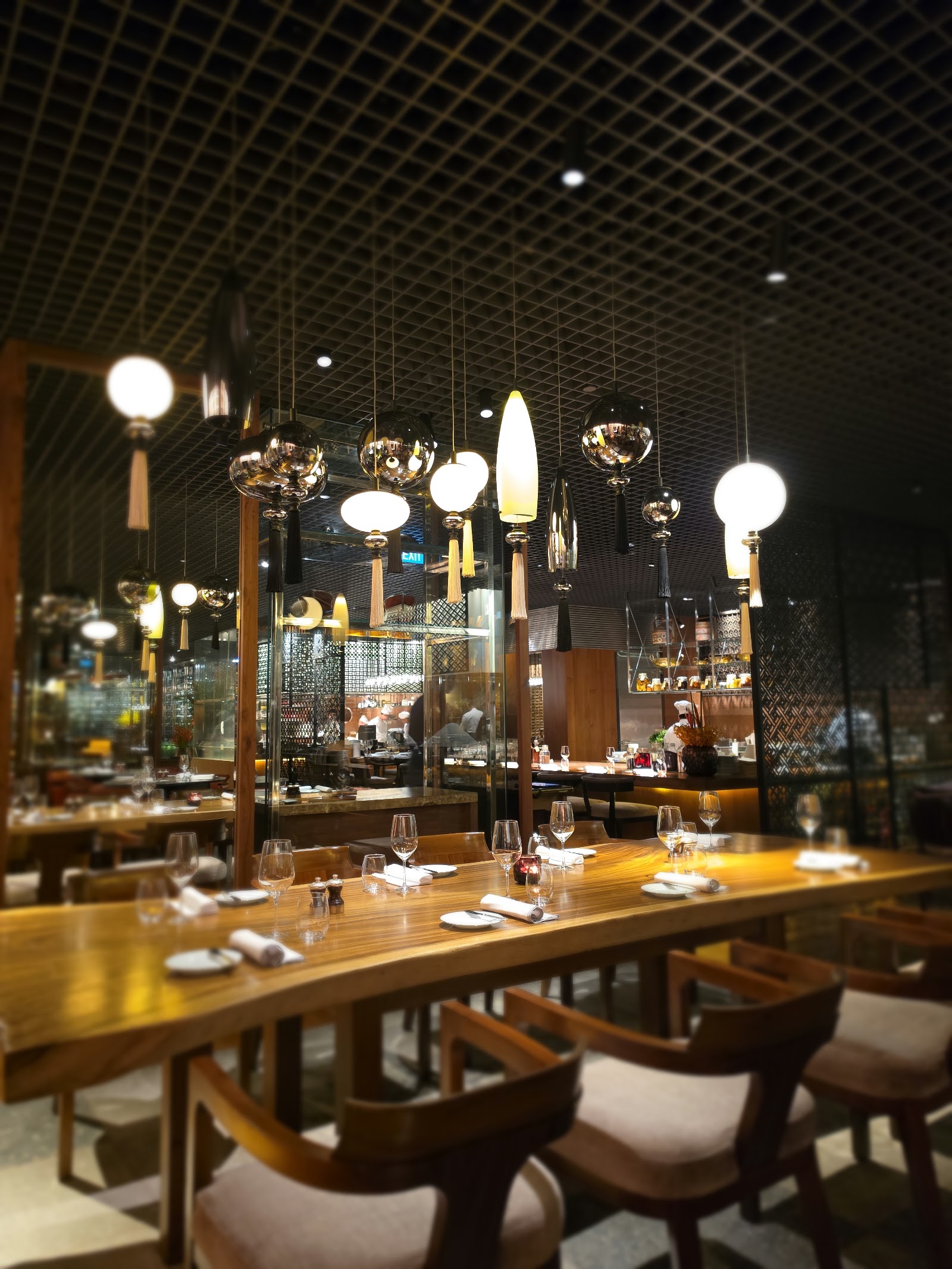 Phòng ăn Square One với đèn thả trần vàng và bàn khăn trắng, bên trong Park Hyatt Saigon — ảnh của thực khách JUNGSOO KIM, 10/2026