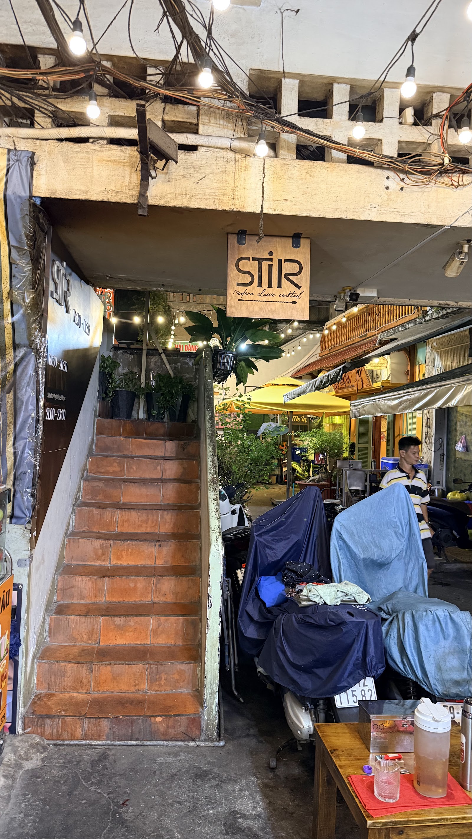 입구 — 레타인통 골목의 계단과 나무 STIR 간판