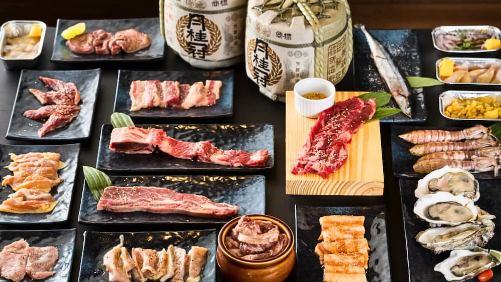 겟케이칸 사케 통이 있는 잔치 테이블