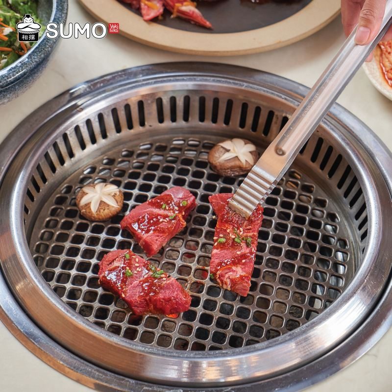 Round mesh grill with beef and mushrooms