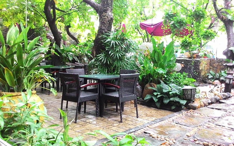 The rattan-seat courtyard at dusk