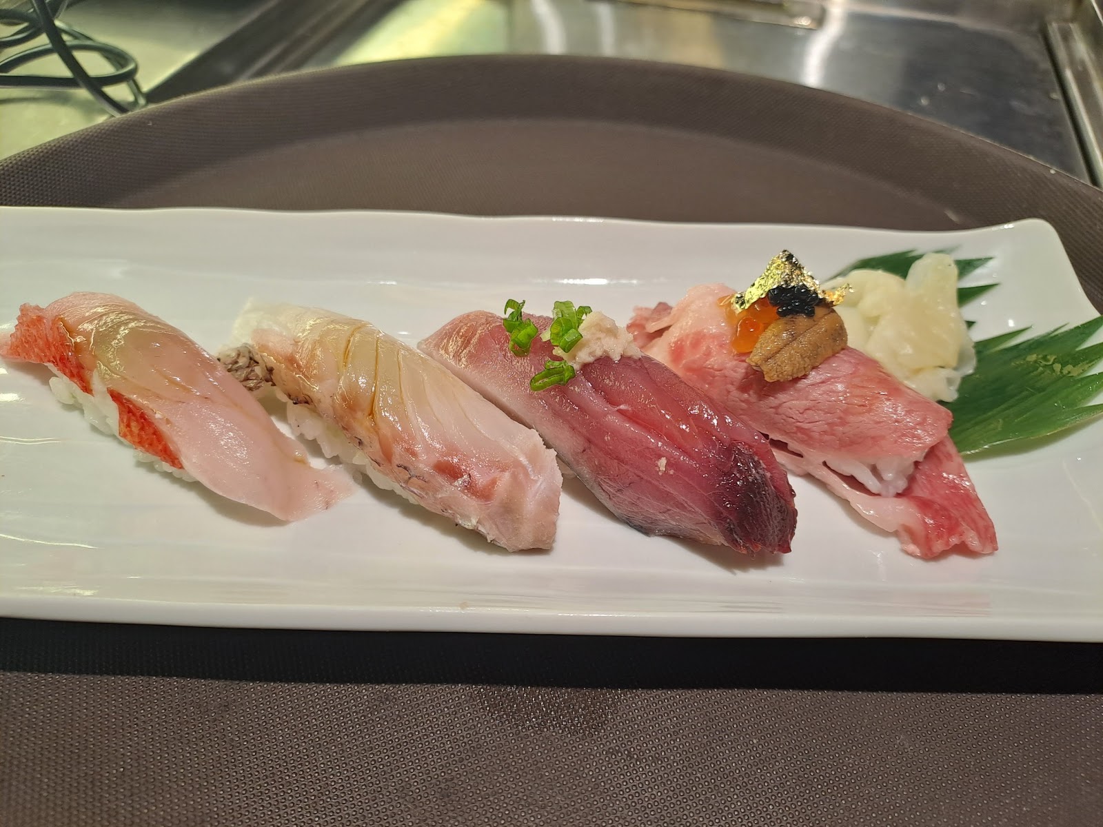 Mâm omakase — mười hai món trên quầy