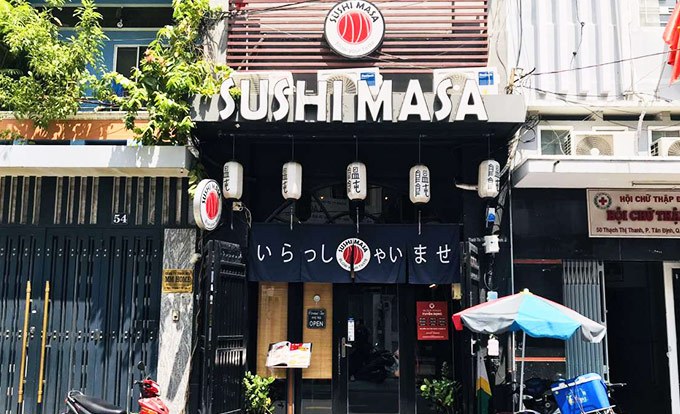 Mặt tiền Sushi Masa với biển đỏ son và rèm noren