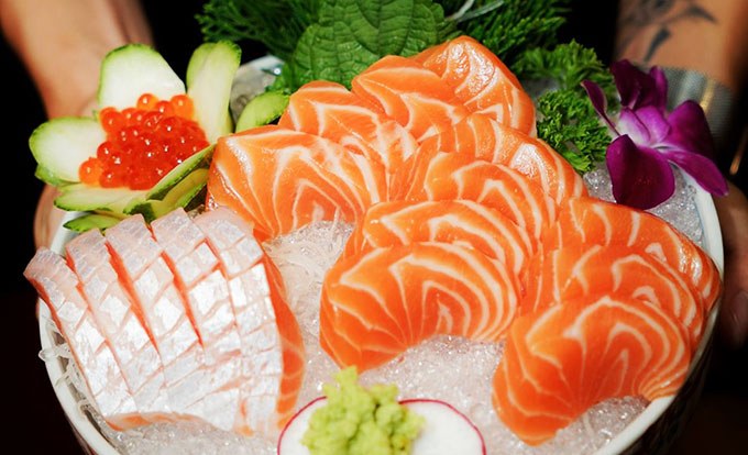 Sashimi cá hồi và cá thịt trắng với trứng cá ikura trên đá xay