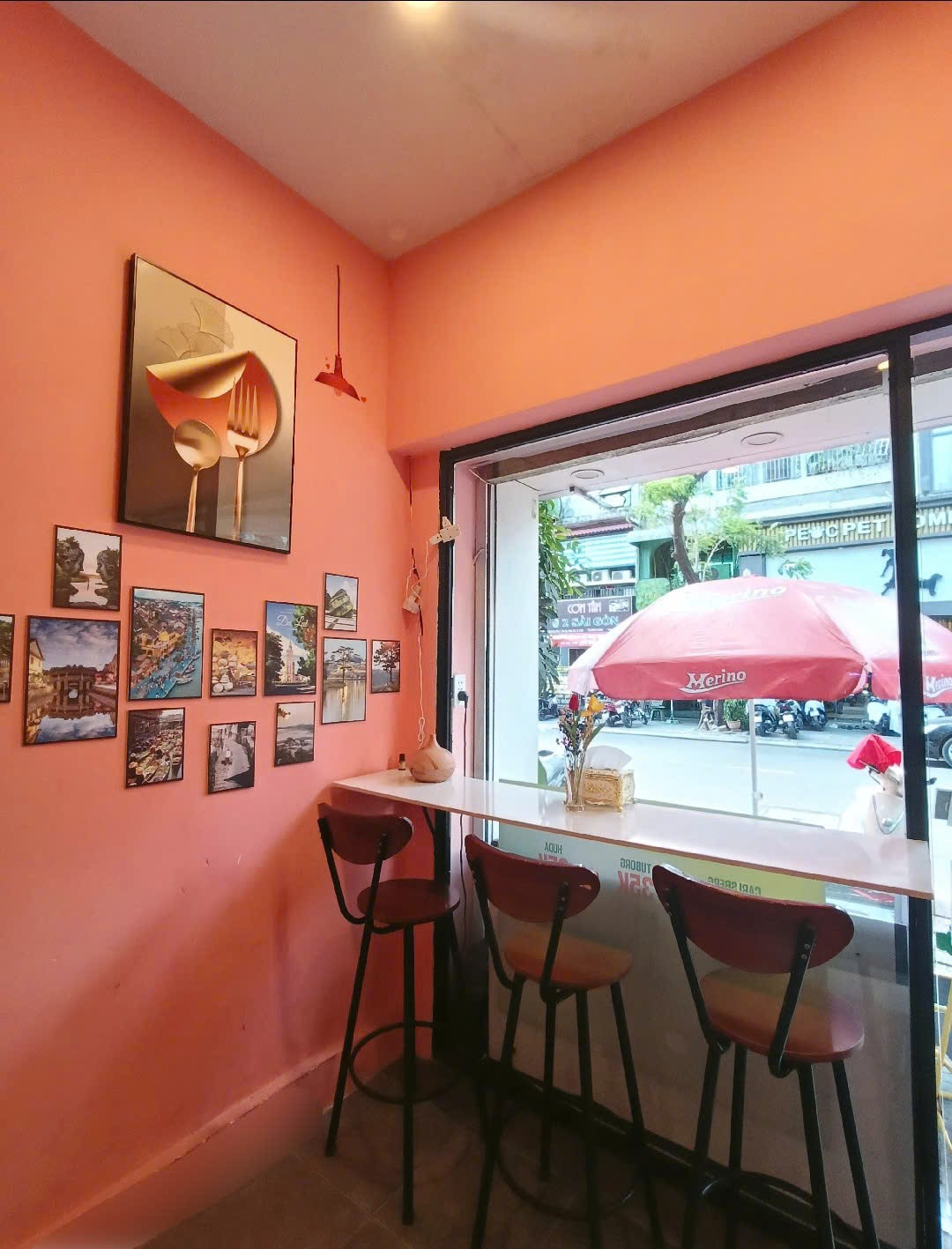 Quầy bar nhìn ra phố với ghế cao (ảnh nhà hàng)