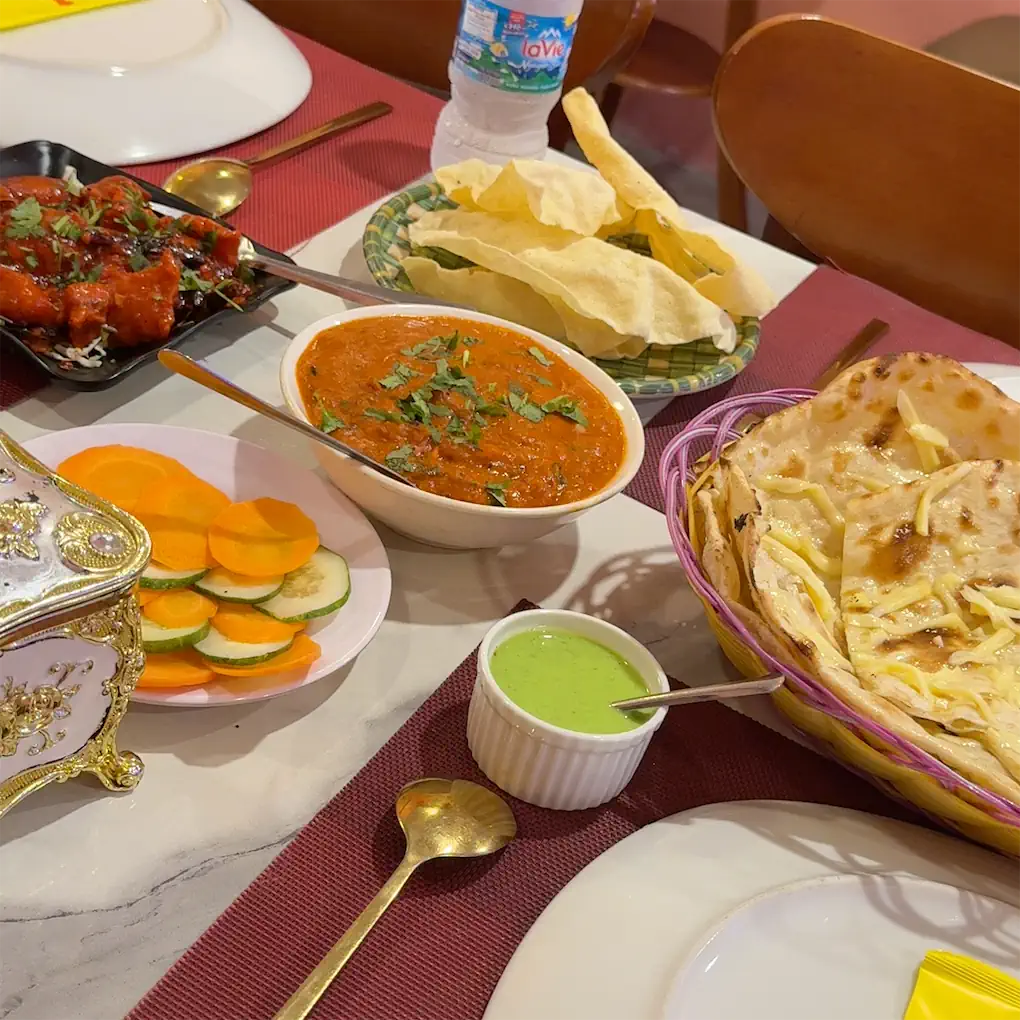 Naan phô mai, cà ri và chutney xanh