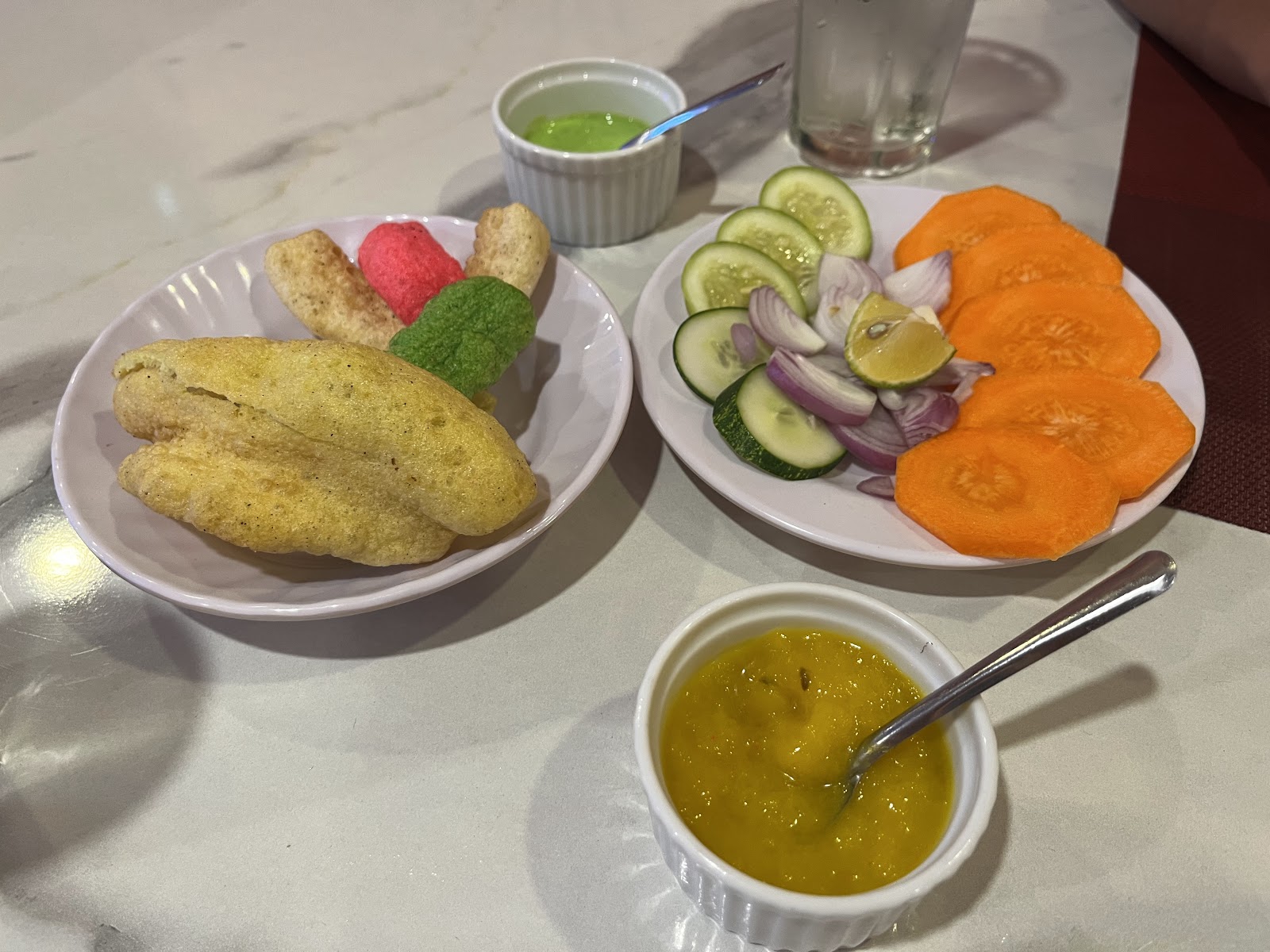 Bánh phồng, salad và chutney xoài