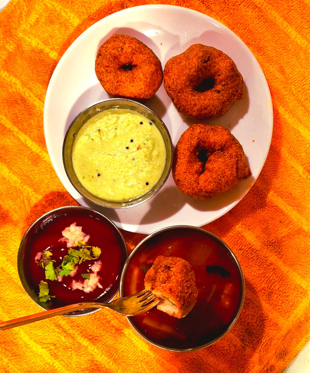 Vada giòn, chutney dừa và sambar (ảnh nhà hàng)