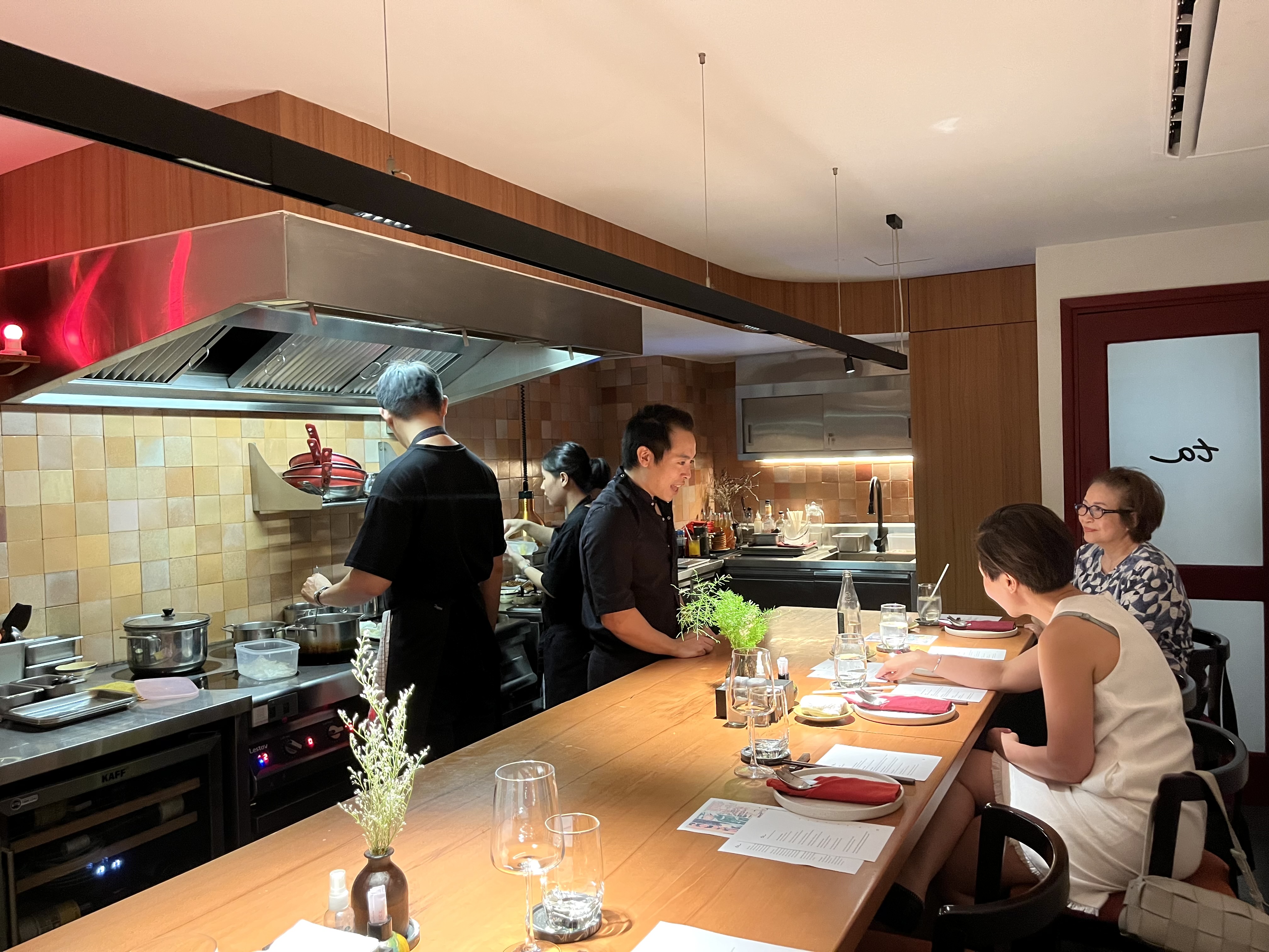 Phòng ăn ấm nến tại Ta Dining, 15 Nguyễn Thiệp