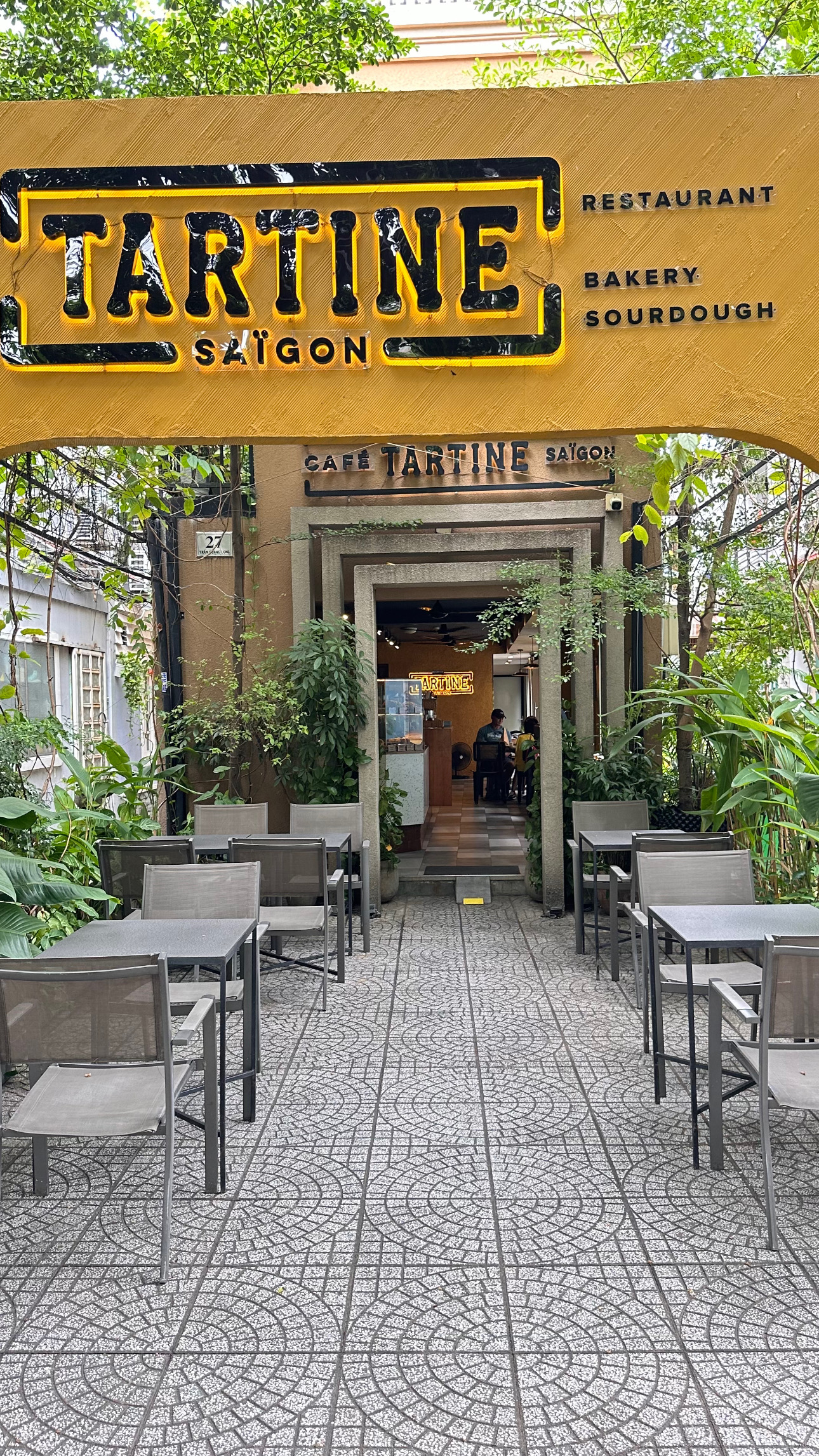 Mặt tiền Tartine Saigon với biển hiệu TARTINE