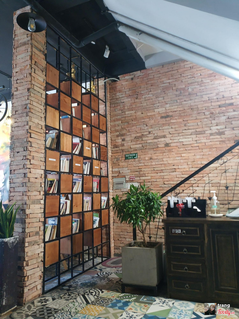 Brick corner, bookshelf and clean-cup counter