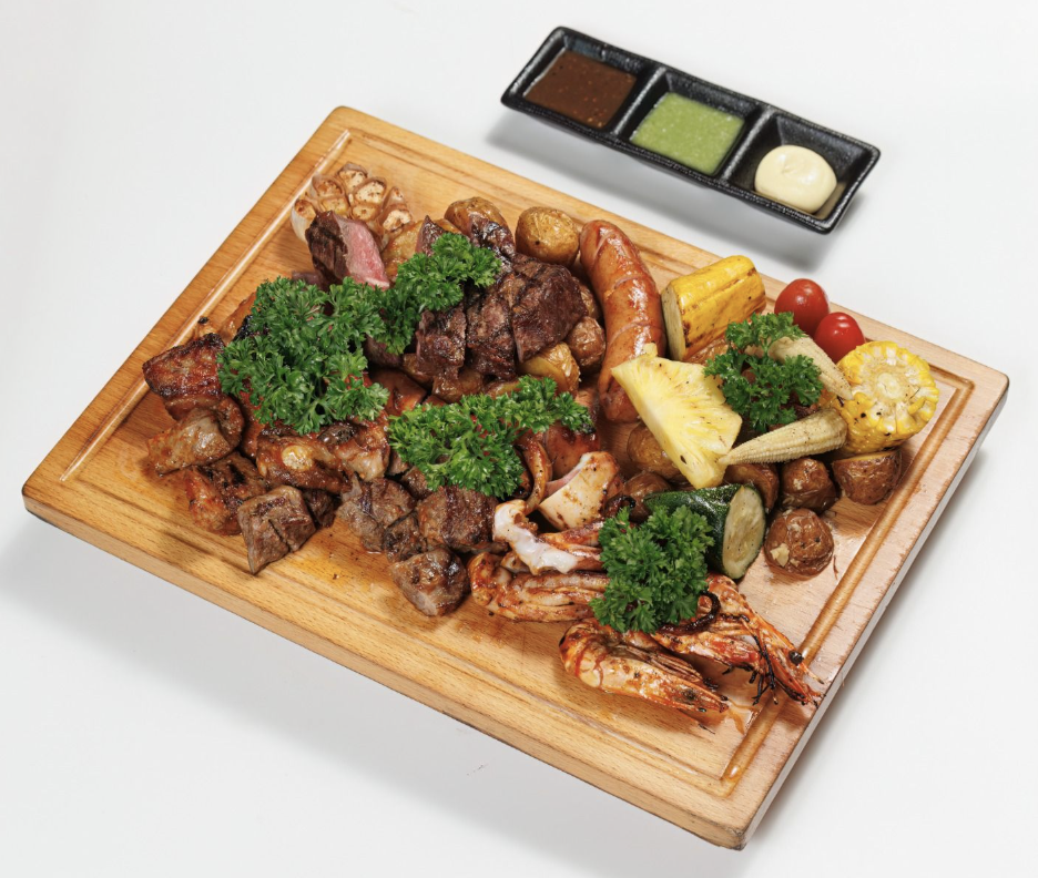 Mâm nướng BBQ của The Gangs: thịt, tôm và rau củ