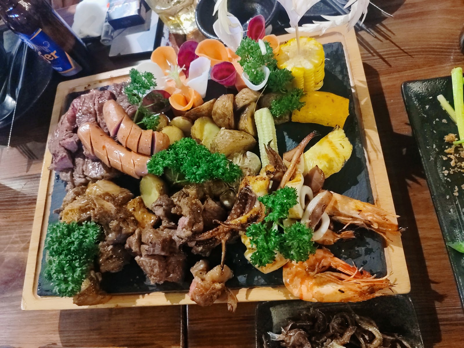 Mâm nướng đầy ắp xúc xích, thịt bò và mực