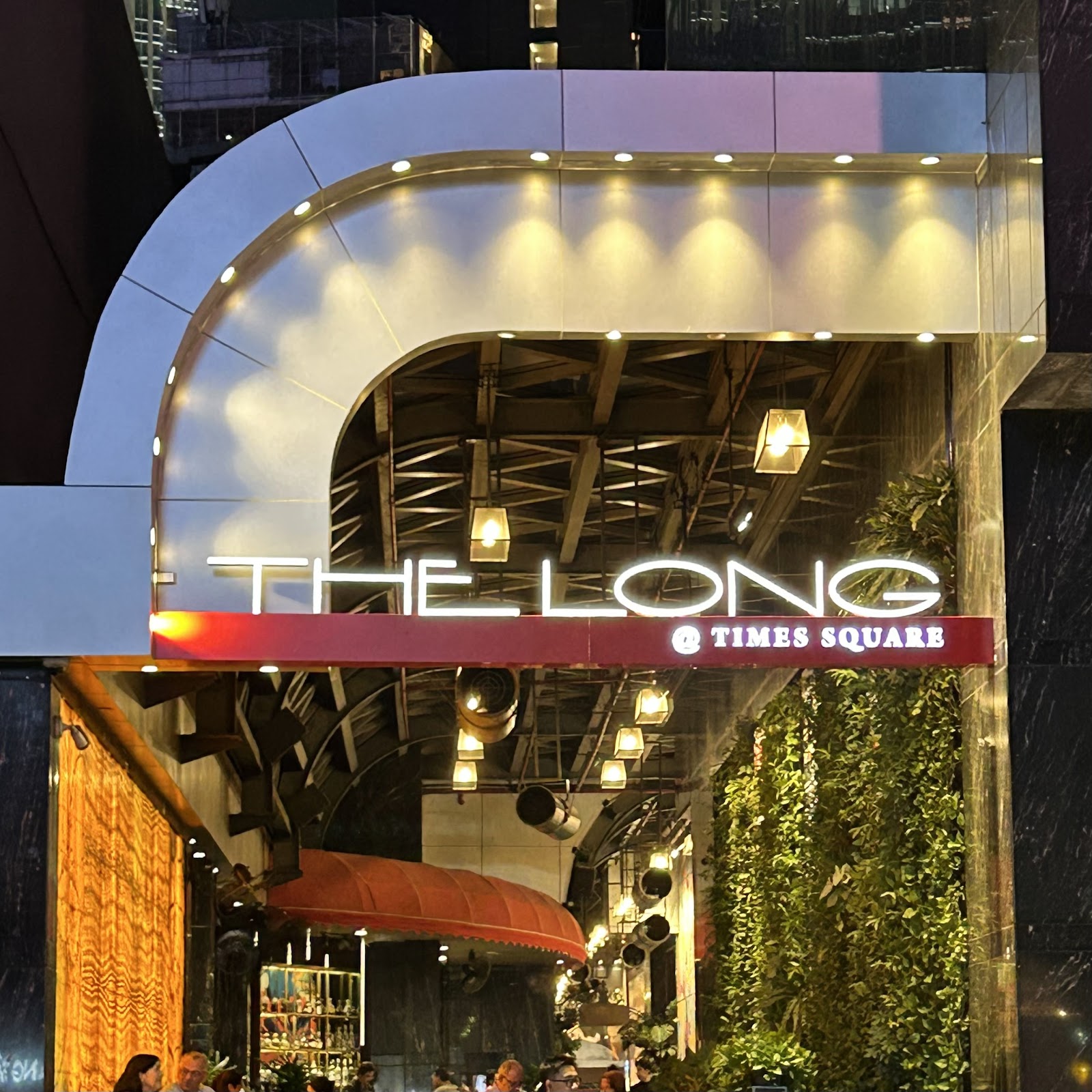 Lối vào về đêm của The Long @ Times Square trên phố Nguyễn Huệ