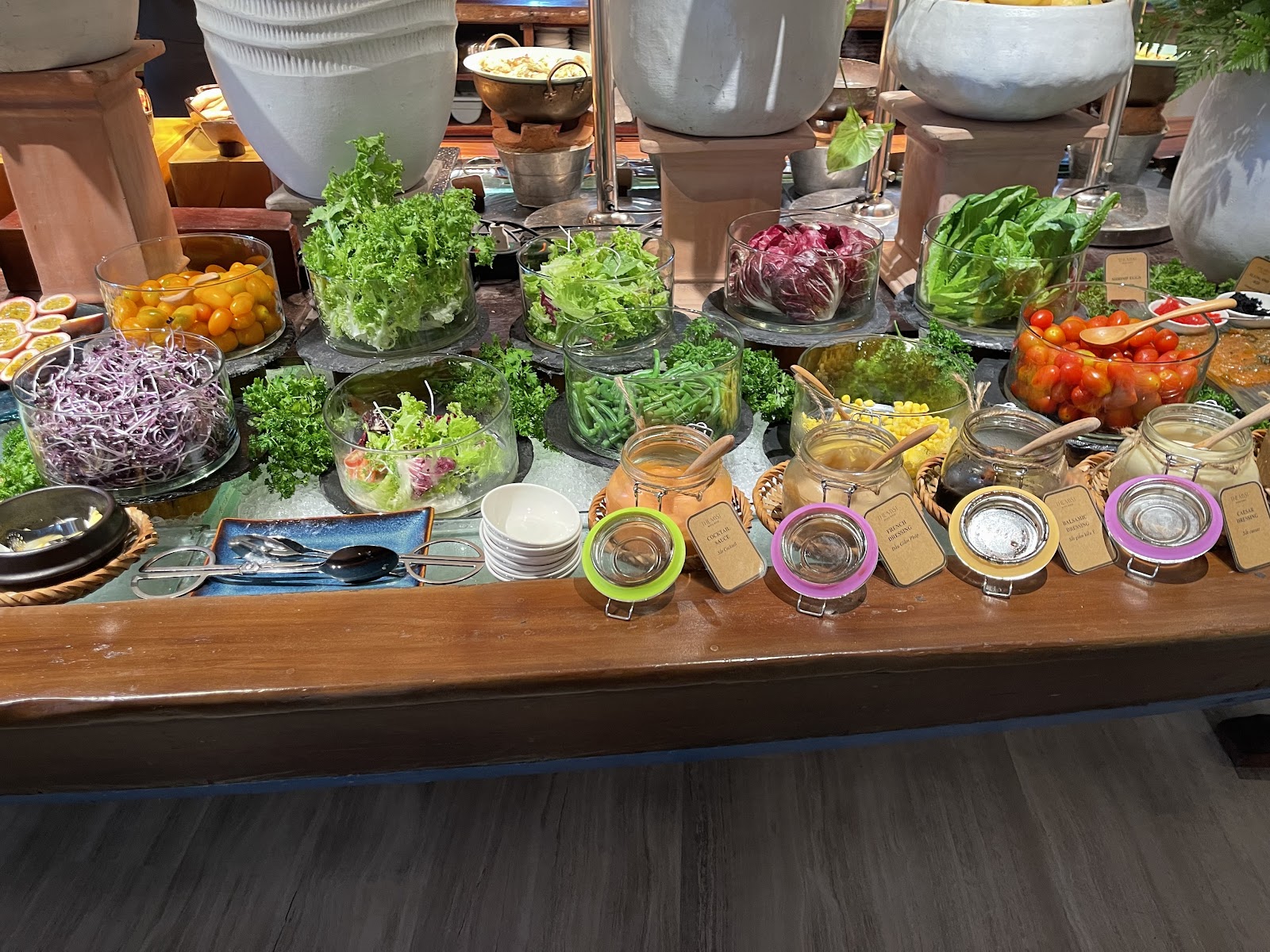 Quầy salad tươi với rau xanh và nước sốt