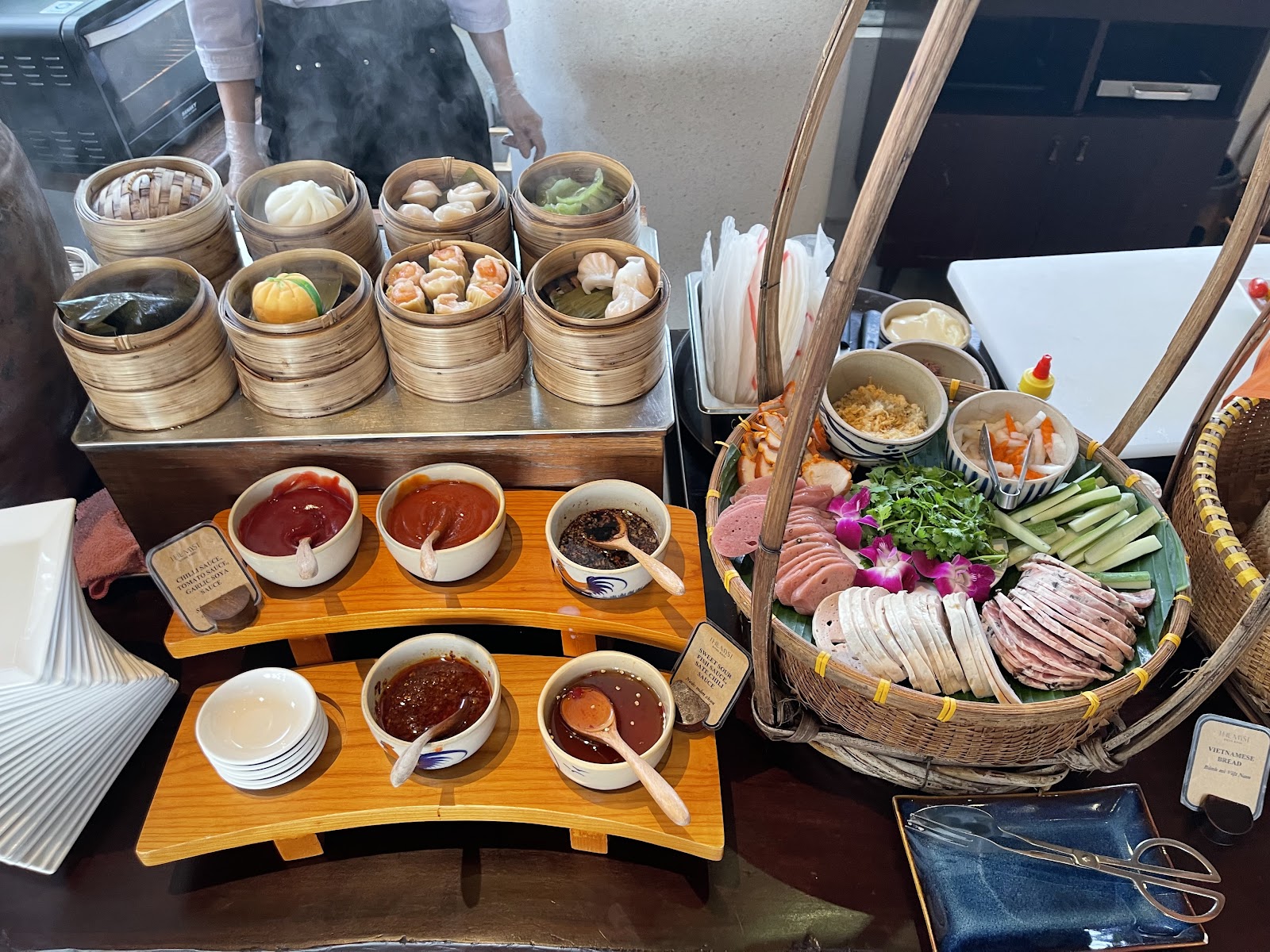 Quầy dim sum và bánh mì buổi sáng