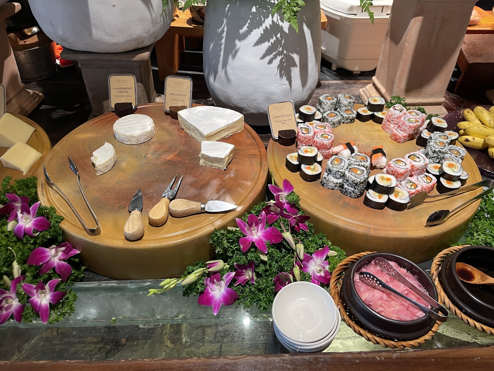Phô mai và maki tại quầy buffet