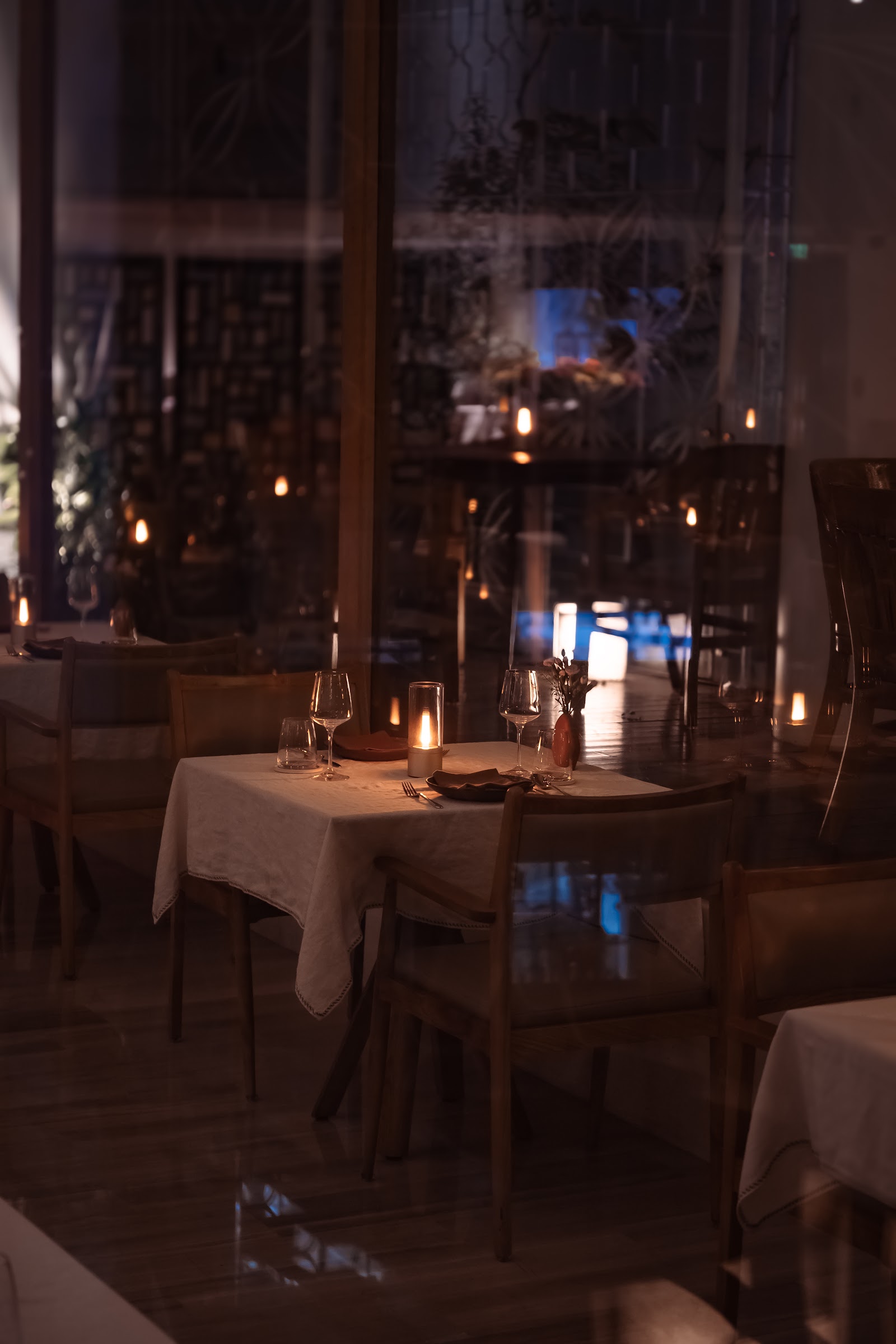 Bữa tối dưới ánh nến: khăn trải bàn linen và ánh đèn thành phố