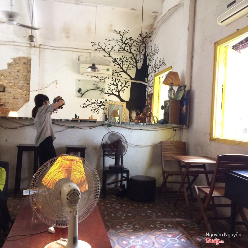 Things Café — phòng cây với bức tường cây vẽ tay