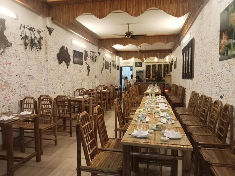Phòng ăn bàn tre, tường chữ ký
