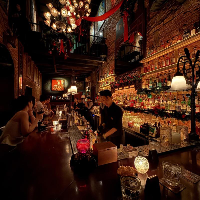 Dọc quầy bar với tường chai
