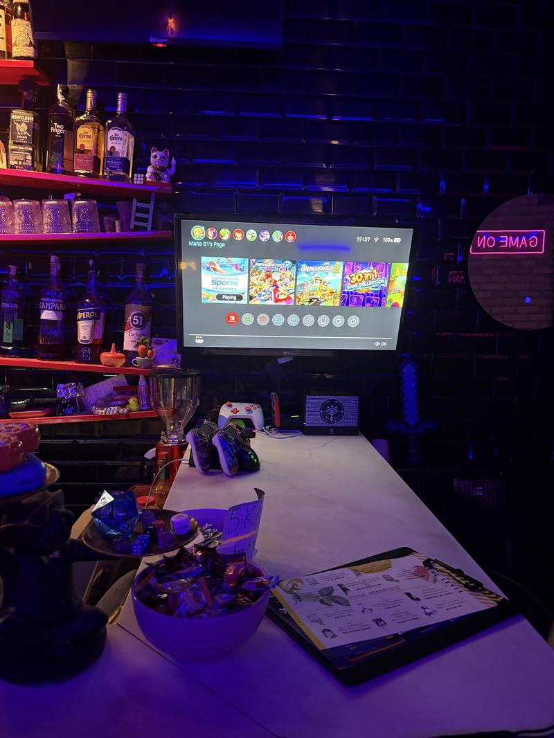 Quầy bar với màn hình Nintendo Switch
