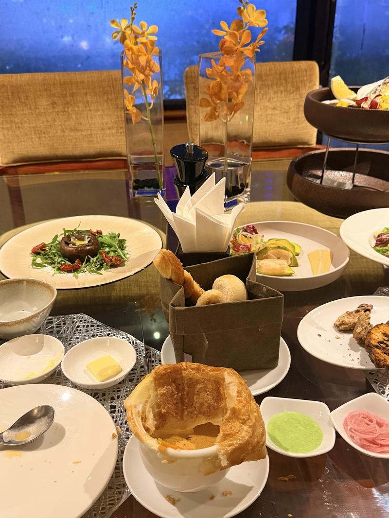 Bàn tiệc tối: há cảo súp, bánh mì, salad