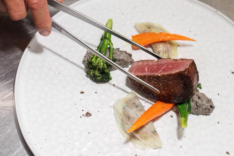 Đầu bếp plating miếng bò bằng nhíp