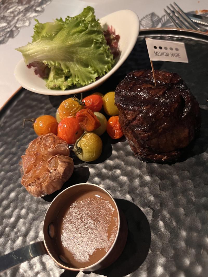 Bít tết medium-rare, cắm cờ đánh dấu