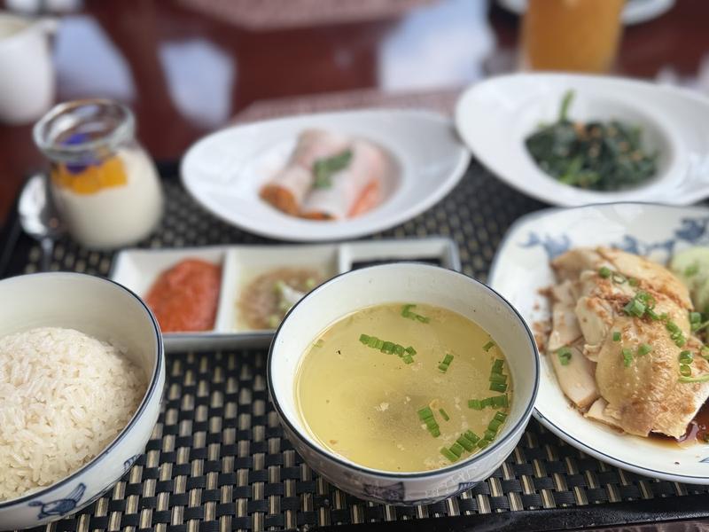 Mâm cơm trưa Việt: cơm, canh, gà luộc
